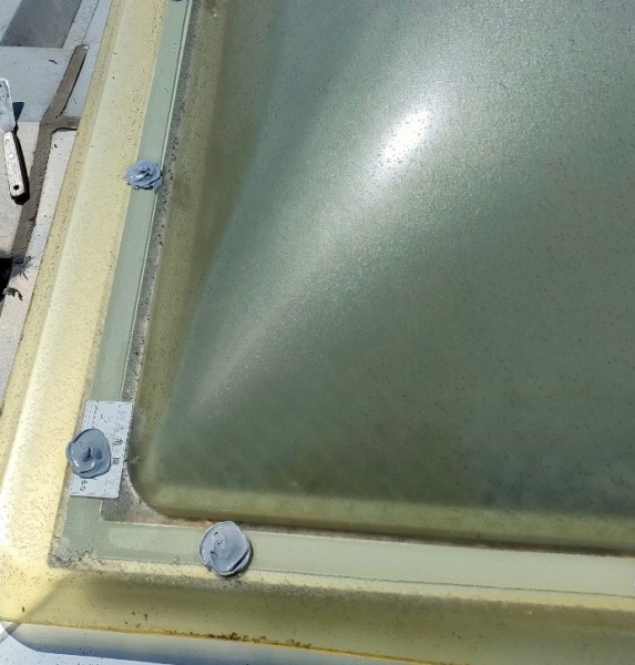 天窓コーキング補修工事　ビスにもコーキング